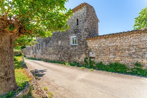 Exterior - Raymond's Studio Retreat in Verfeuil – Peaceful Stay Near Uzès & Barjac (Verfeuil)