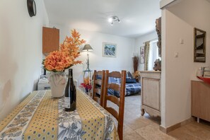 Dining - Raymond's Studio Retreat in Verfeuil – Peaceful Stay Near Uzès & Barjac (Verfeuil)