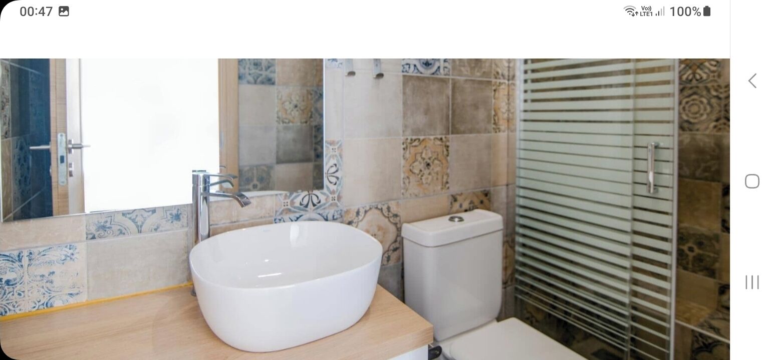Un bagno con lavandino bianco, servizi igienici e zona doccia.