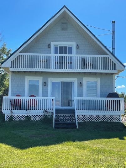 Ocean Front Cozy Cottage Overlooking Prince Edward Island.