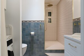 Bathroom - The 1901 (Nancy)