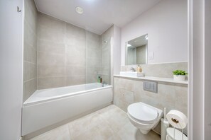 Luxury Apartment, 1 King Bed with Sofa bed, Non Smoking, Kitchenette | Bathroom