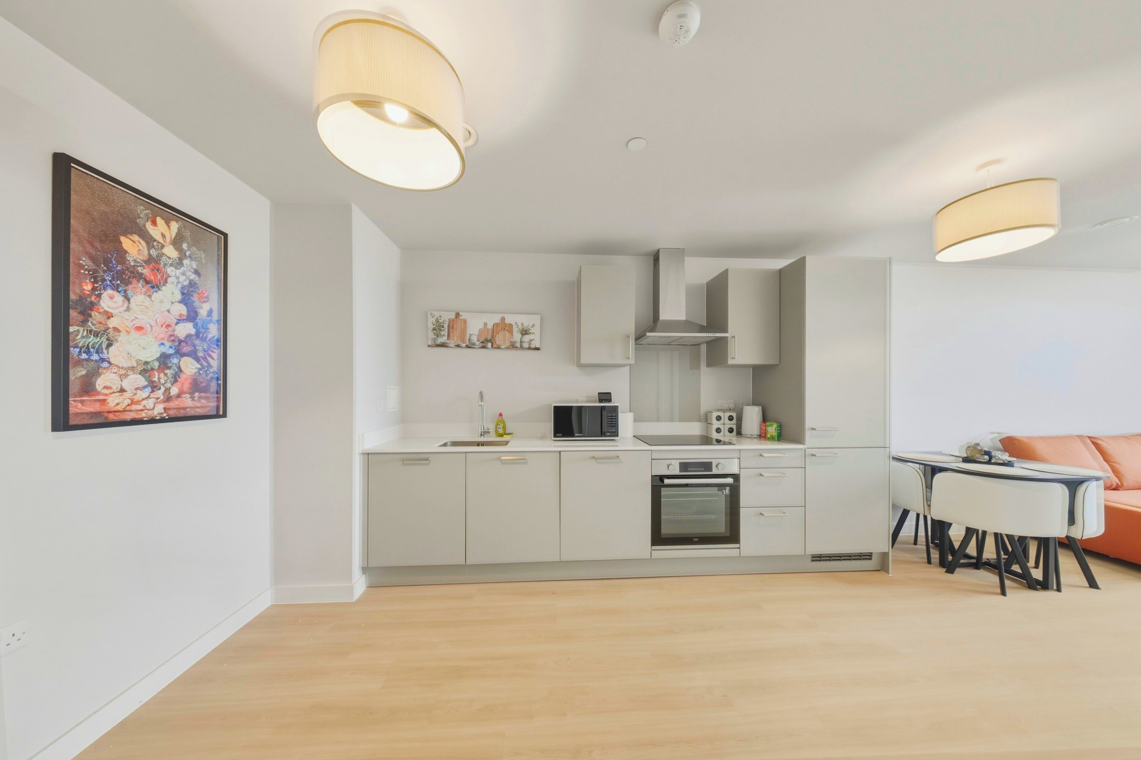 家庭公寓, 1 張特大雙人床及 1 張梳化床, 非吸煙房, 小廚 | 客廳