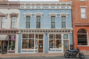 Exterior - Daydream & Draft: Cozy Apartment Downtown Staunton (Staunton)