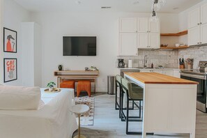 Fridge, microwave, oven, dishwasher - Daydream & Draft: Cozy Apartment Downtown Staunton (Staunton)