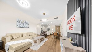 En modern hotellobby med en soffa, ett soffbord och en receptionsdisk.