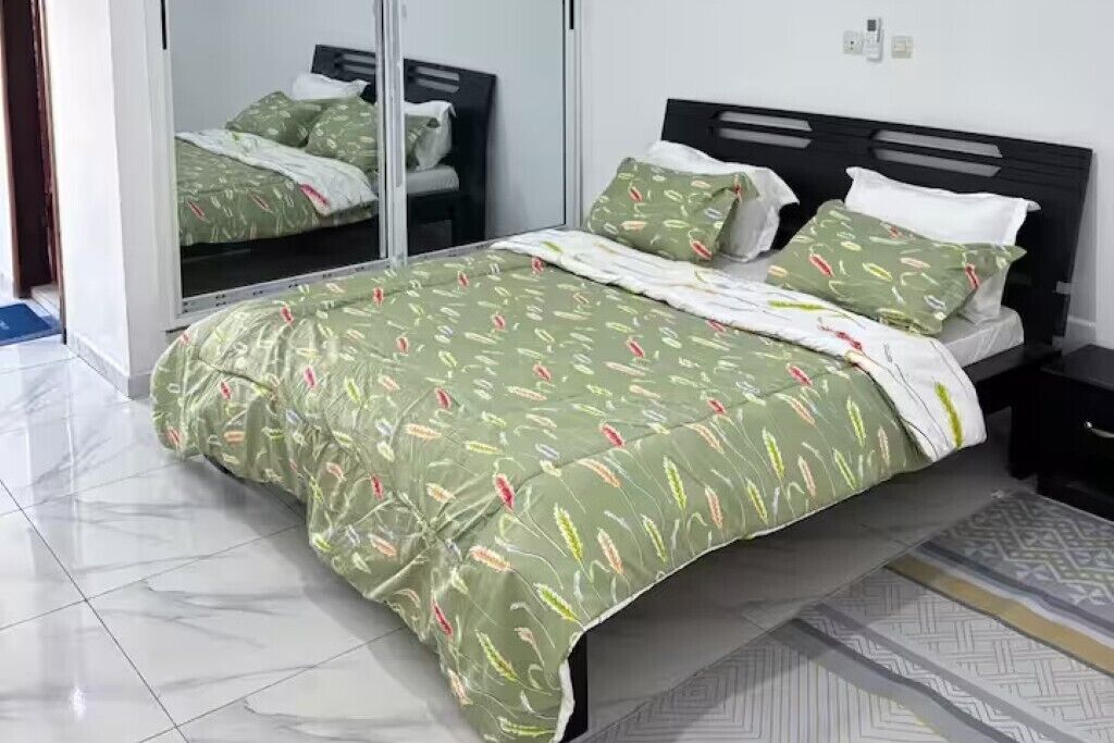 3 habitaciones, tabla de planchar con plancha, wifi y ropa de cama 
