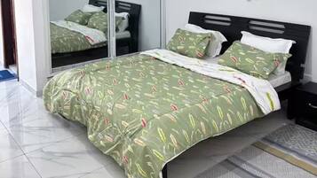 3 habitaciones, tabla de planchar con plancha, wifi y ropa de cama