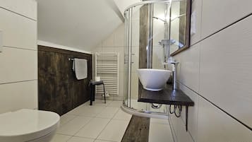 Dusche, Haartrockner, Handtücher, Toilettenpapier