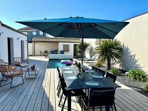 Outdoor dining - Villa Rosemonde: Pool, Pétanque, Walk to Beach, Sleeps 8 in Brétignolles (Bretignolles-sur-Mer)