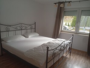 Iron/ironing board, WiFi, bed sheets