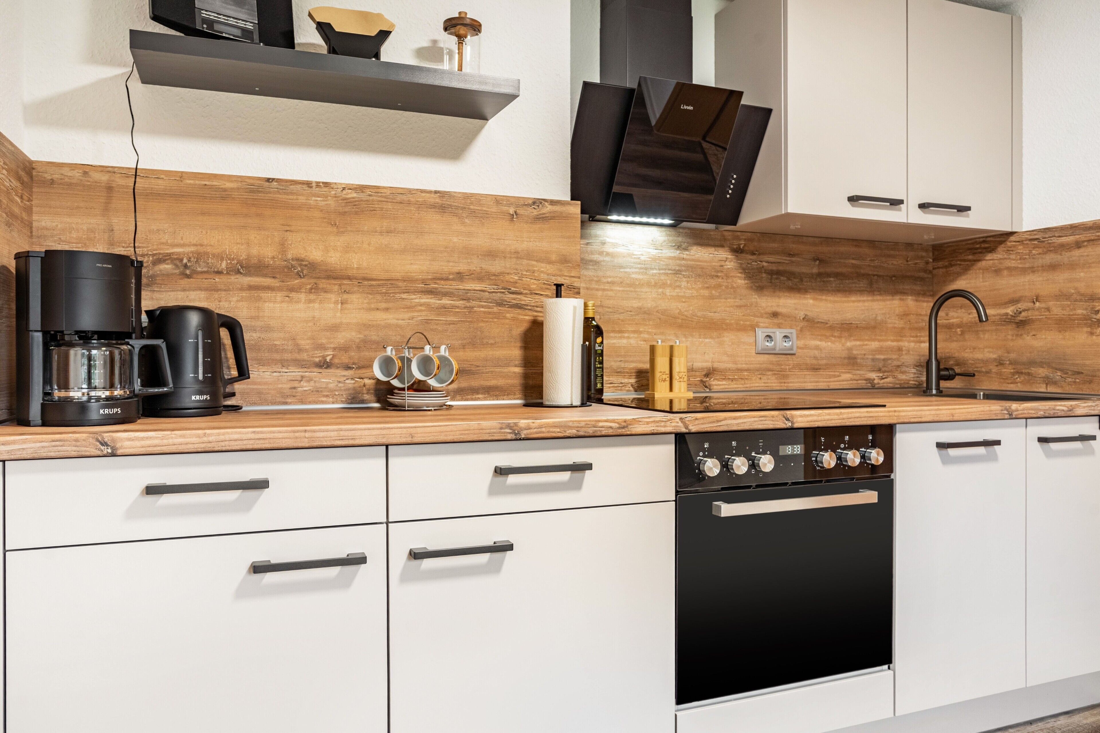 Coffee/tea maker, fridge, microwave, oven