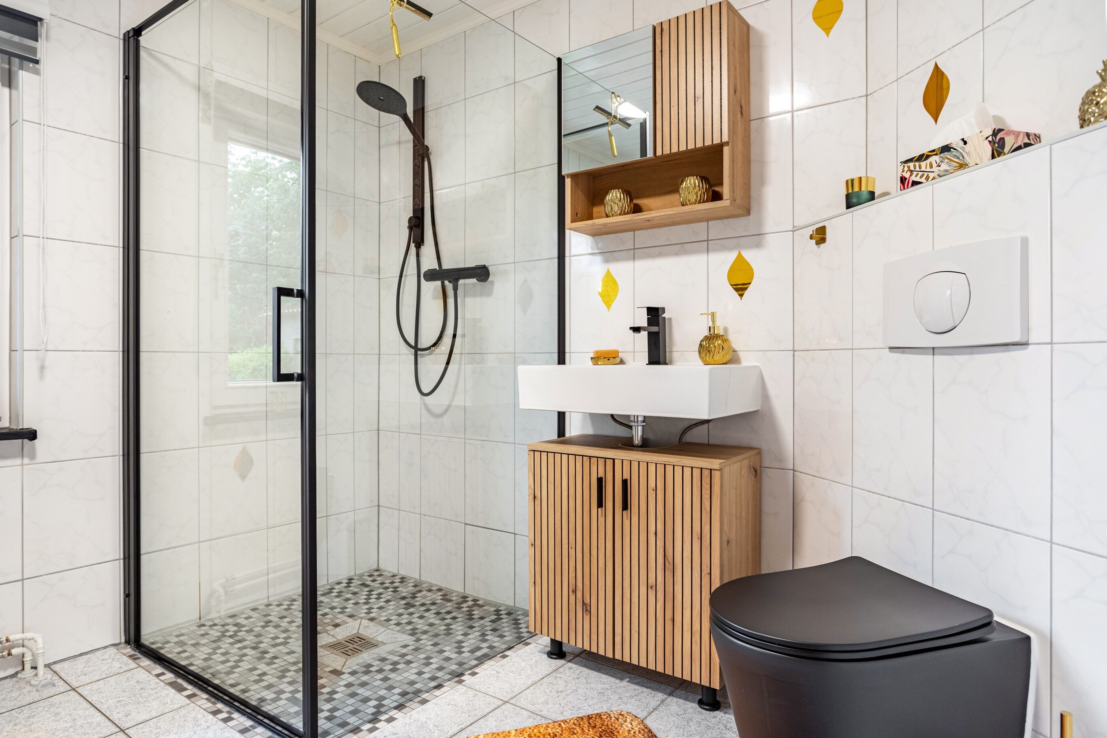 Shower, hair dryer, towels