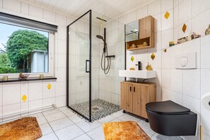 Douche, séchoir à cheveux, serviettes fournies