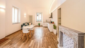 Un interno moderno con zona pranzo, cucina e camino.