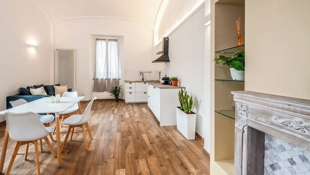 Un appartamento moderno con zona pranzo, cucina e soggiorno.