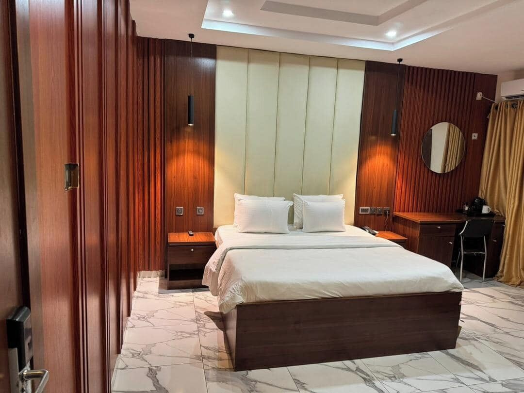 Quarto luxo, sacada, vista para a cidade