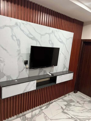 Deluxe Room, Balcony, City View | Interior - Gomara Hotel And Suites (Ogoja)