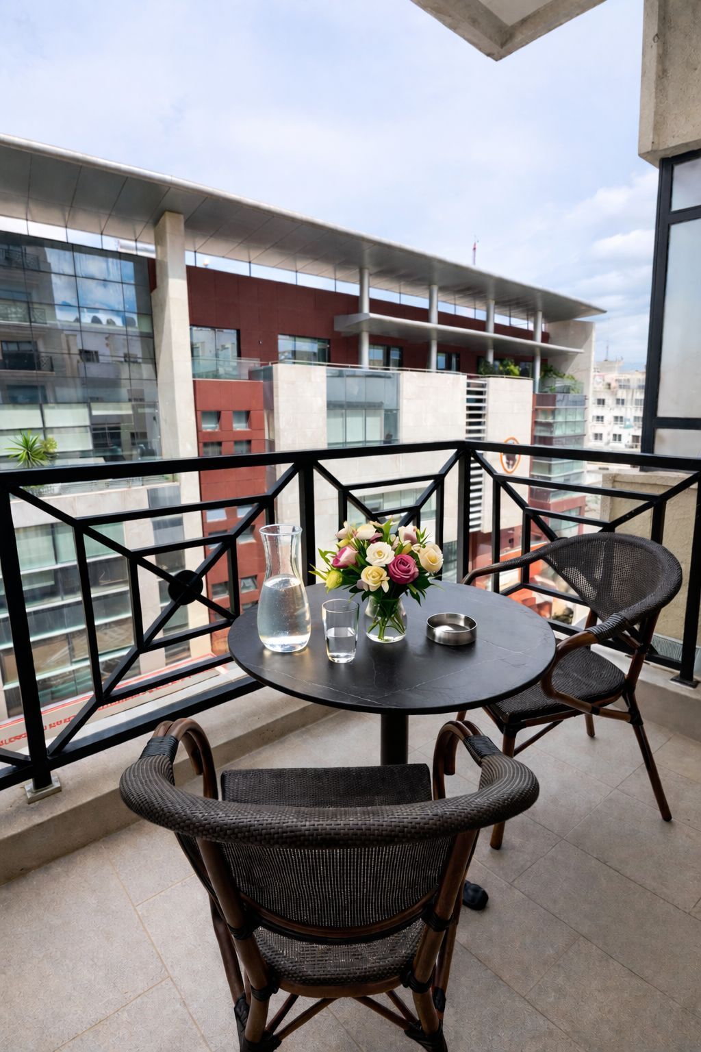 Habitación con 1 cama doble o 2 individuales, balcón, vistas al patio | Restaurante al aire libre