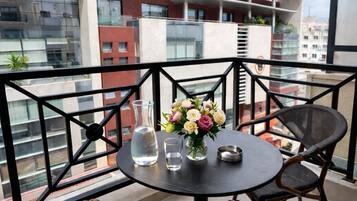 Habitación con 1 cama doble o 2 individuales, balcón, vistas al patio | Restaurante al aire libre