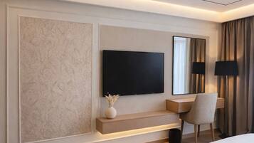 Superior Suite, Balcony, Courtyard View