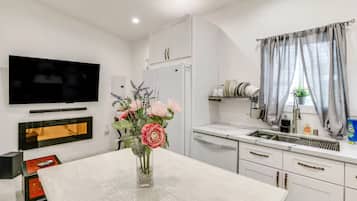 Coffee/tea maker, fridge, microwave, oven