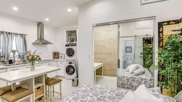 Desk, iron/ironing board, WiFi, bed sheets