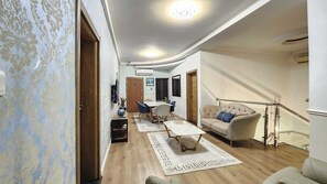 經濟公寓, 露台, 城市景 | 內部