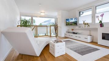 Superior-Apartment, Balkon, Seeblick | Wohnbereich | Flachbildfernseher, Kamin, DVD-Player