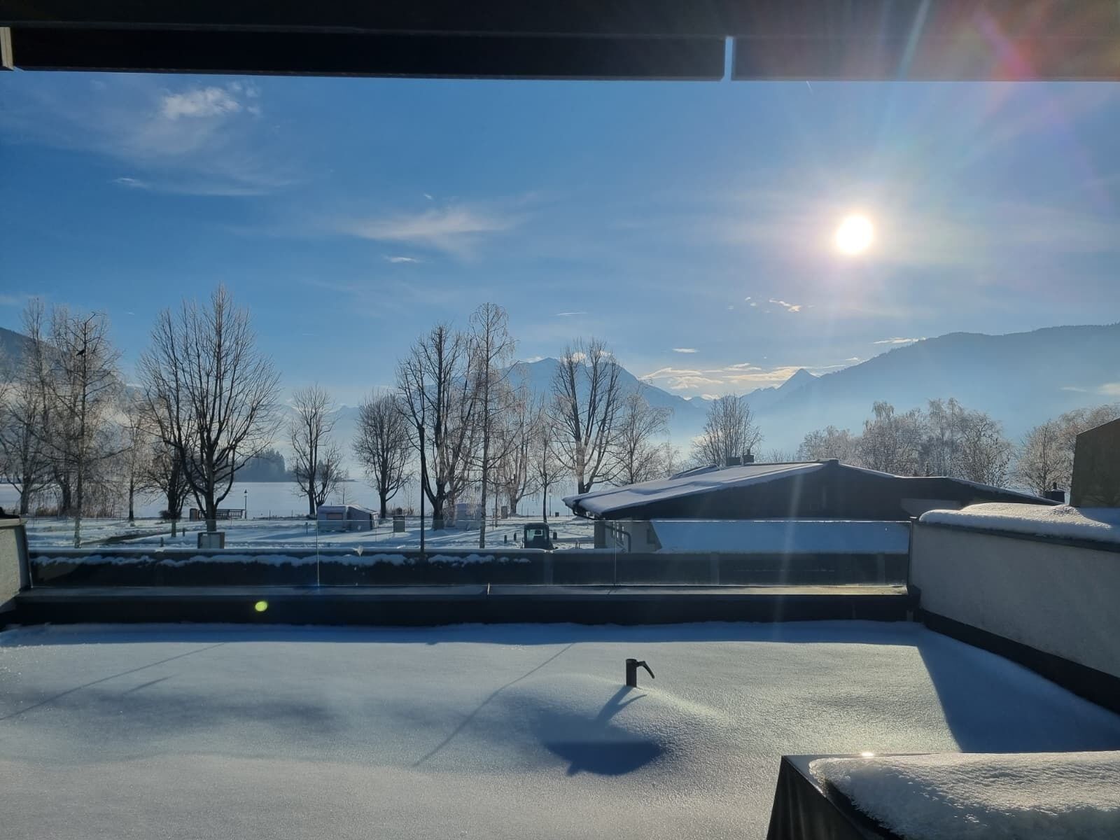 Eine Dachterrasse mit Blick auf Berge und einen klaren Himmel.