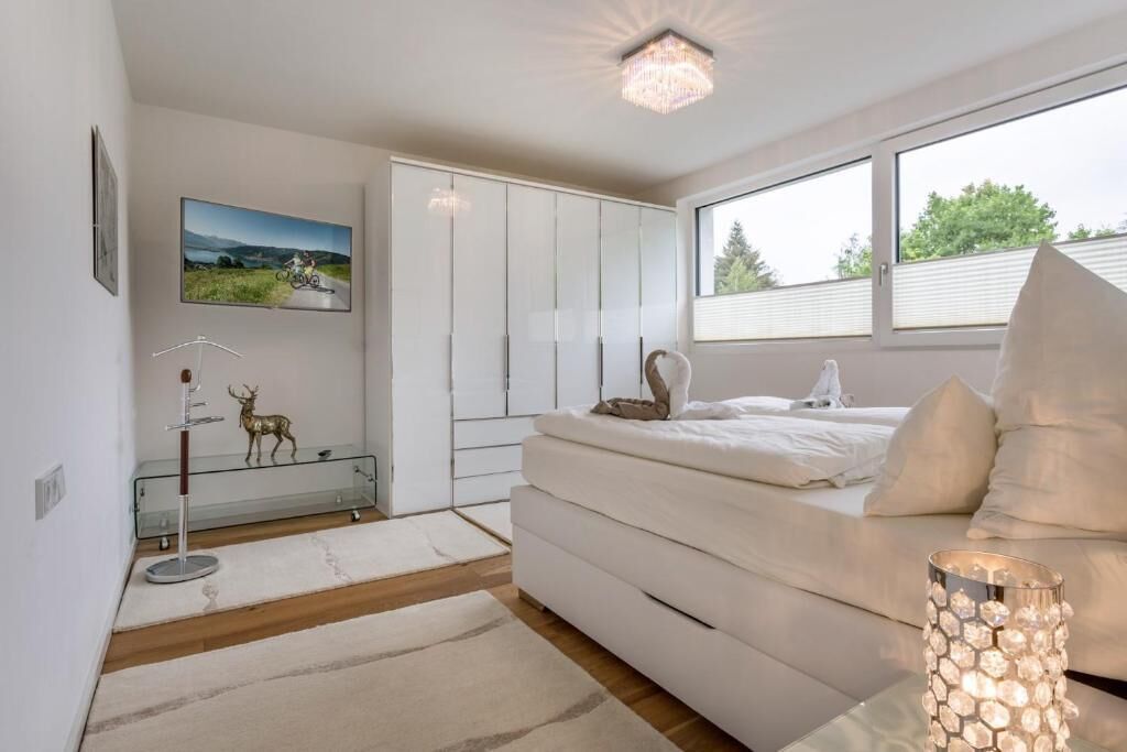 Superior-Apartment, Balkon, Seeblick | Verdunkelungsvorhänge, schallisolierte Zimmer, Bügeleisen/Bügelbrett