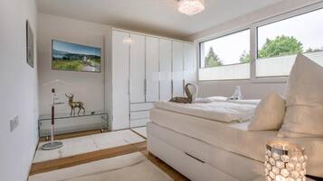 Superior-Apartment, Balkon, Seeblick | Verdunkelungsvorhänge, schallisolierte Zimmer, Bügeleisen/Bügelbrett