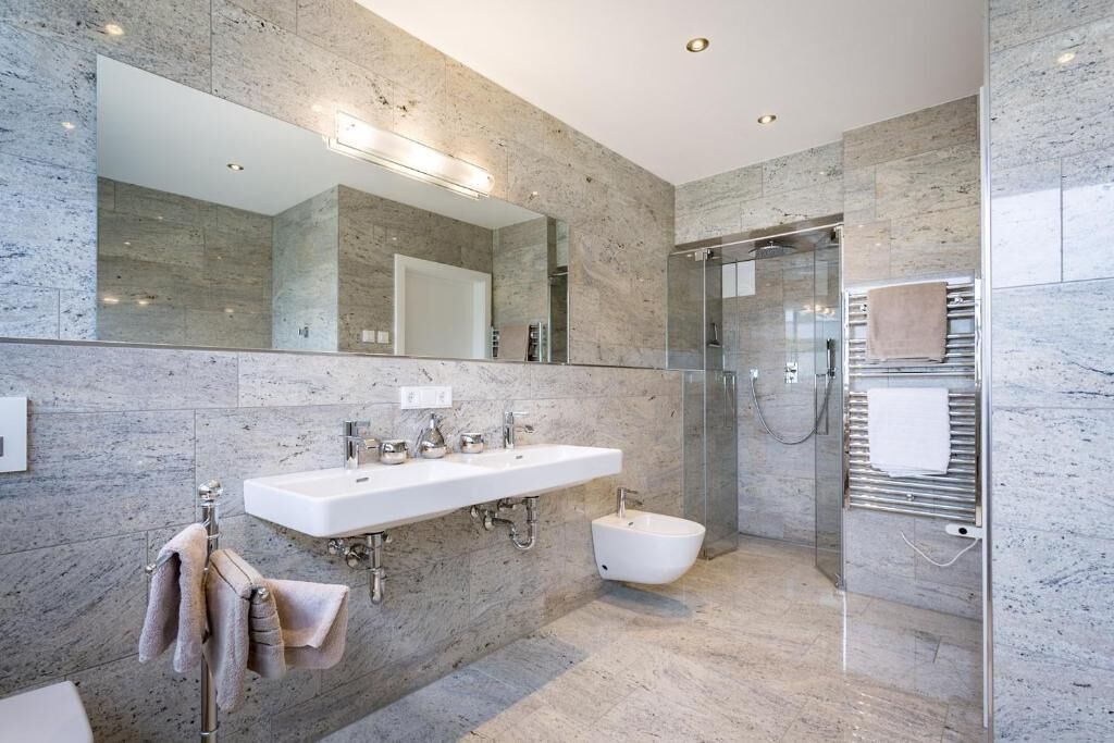 Superior-Apartment, Balkon, Seeblick | Badezimmer