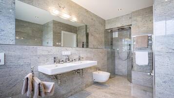 Superior-Apartment, Balkon, Seeblick | Badezimmer