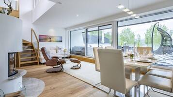 Superior-Apartment, Balkon, Seeblick | Wohnzimmer | Flachbildfernseher, Kamin, DVD-Player