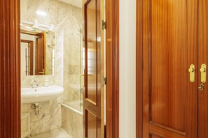 Shower, towels - Central Apartment in Seville (Sevilla)