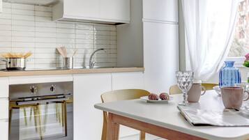 Apartamento conforto | Cozinha privada | Micro-ondas, fogão, cooktop, cadeirão de bebê