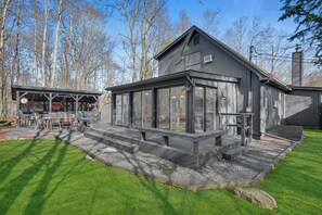 Terrace/patio - Spacious Chalet w/ Outdoor Bar, Firepit + Gameroom (Pocono Lake)