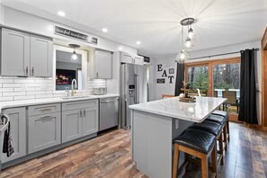 Private kitchen - Spacious Chalet w/ Outdoor Bar, Firepit + Gameroom (Pocono Lake)