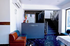 Lobby - Hotel Tulsa Inn (Chhatarpur)