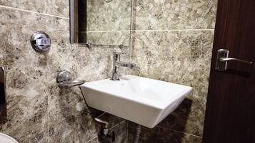 Deluxe Double Room, City View | Bathroom