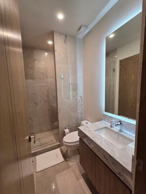 Shower, hair dryer, towels, soap - Sleek New Condo with Island Charm in Cozumel (Cozumel)