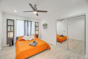 Desk, iron/ironing board, WiFi, bed sheets - Bright 2BR Near Dodgers & DTLA w/ WiFi & Comfort (East Los Angeles)
