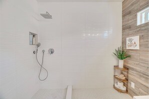 Hair dryer, towels, soap, shampoo - Bright 2BR Near Dodgers & DTLA w/ WiFi & Comfort (East Los Angeles)