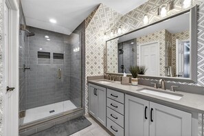 Bathroom - 5BR Luxury Home Walk to England World Cup HQ, Sleeps 12–14 (Prairie Village)