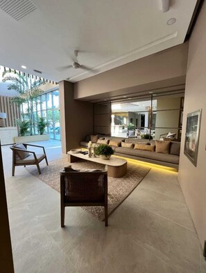 المنشأة من الداخل