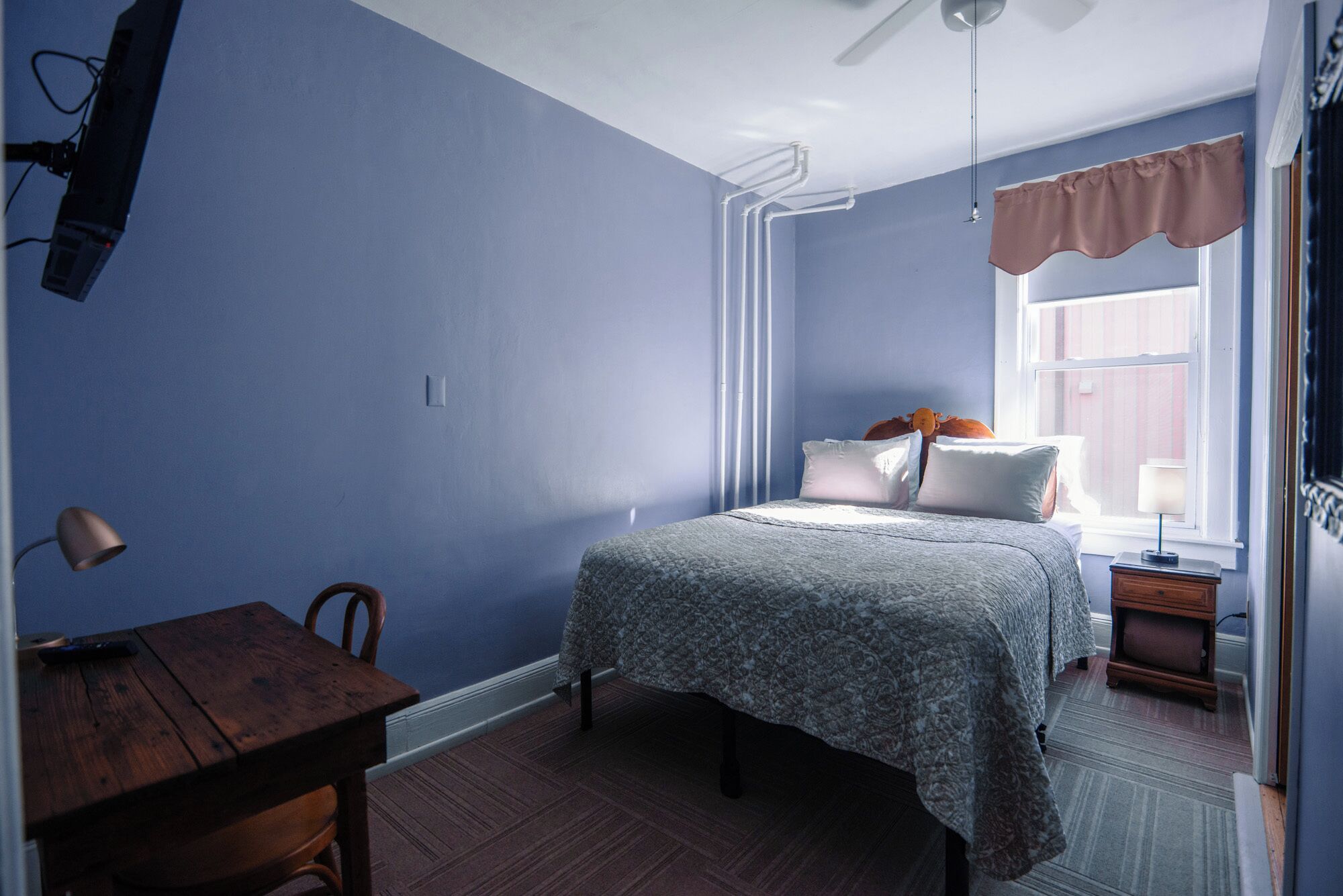 Room 1 - Downstairs Queen, En-Suite Bath, Compact | Free WiFi, bed sheets