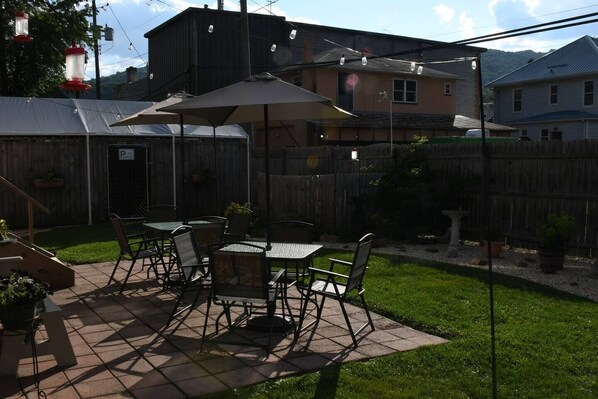 Outdoor dining - Old Clark Inn (Marlinton)