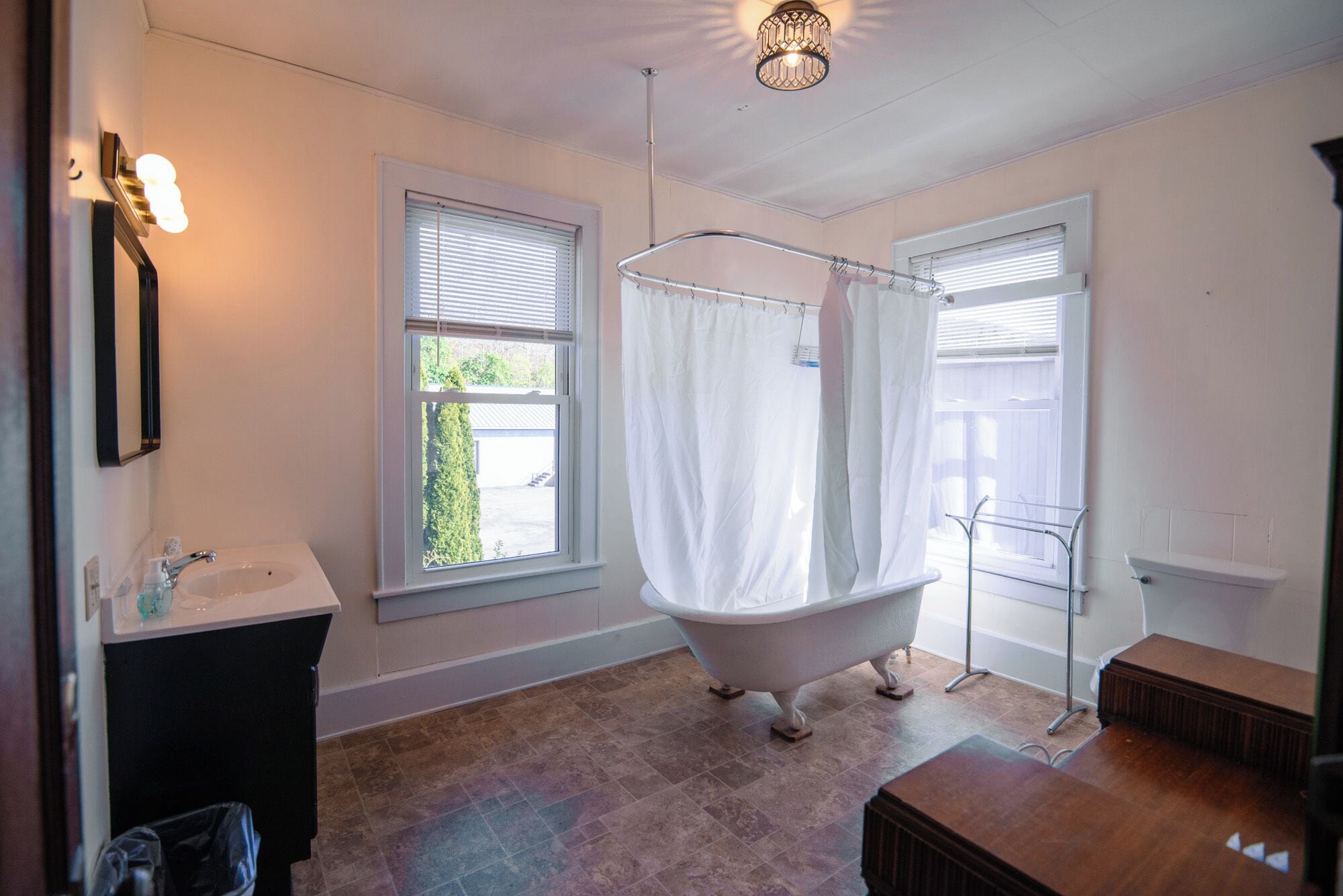 Suite 9 - Upstairs, Two Bedroom Queen Suite, En-Suite Bath | Baño | Secadora de cabello, toallas, jabón, shampoo 