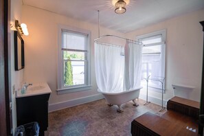 Suite 9 - Upstairs, Two Bedroom Queen Suite, En-Suite Bath | 浴室 | 吹風機、毛巾、肥皂、洗髮精